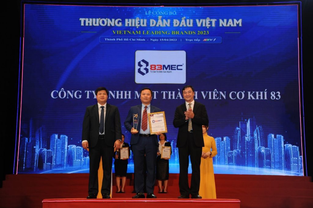 Ông Bùi Văn Lương - Chủ tịch Công ty Cơ khí 83 vinh dự đón nhận giải thưởng Top 10 Thương hiệu dẫn đầu Việt Nam lần thứ X năm 2023./.