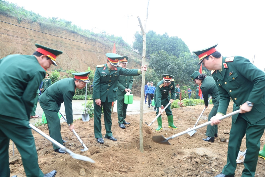 Hình ảnh: Trung tướng Nguyễn Mạnh Hùng, Bí thư Đảng ủy, Chính ủy Tổng cục Công nghiệp quốc phòng cùng các đại biểu trồng cây giáng hương lấy gỗ.