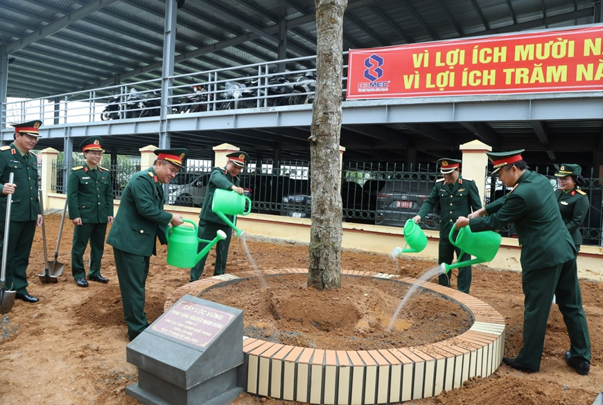 Hình ảnh: Trung tướng Hồ Quang Tuấn và Trung tướng Nguyễn Mạnh Hùng cùng các đại biểu trồng cây lưu niệm tại khuôn viên Nhà máy Z183.