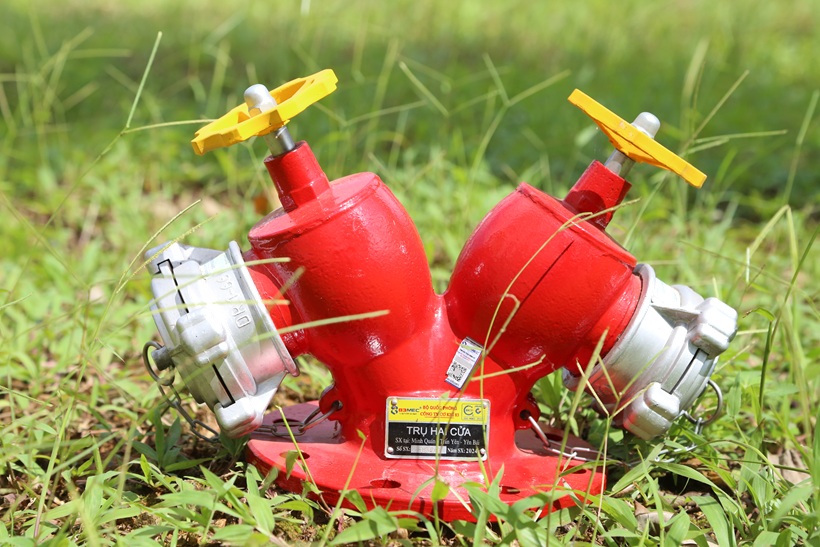 Trụ cứu hỏa 2 cửa Bộ Quốc Phòng