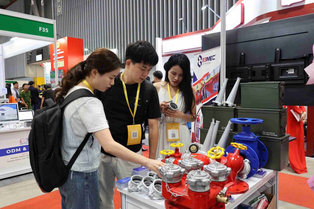 khách hàng xem trực tiếp sản phẩm 83MEC tại Secutech 2025