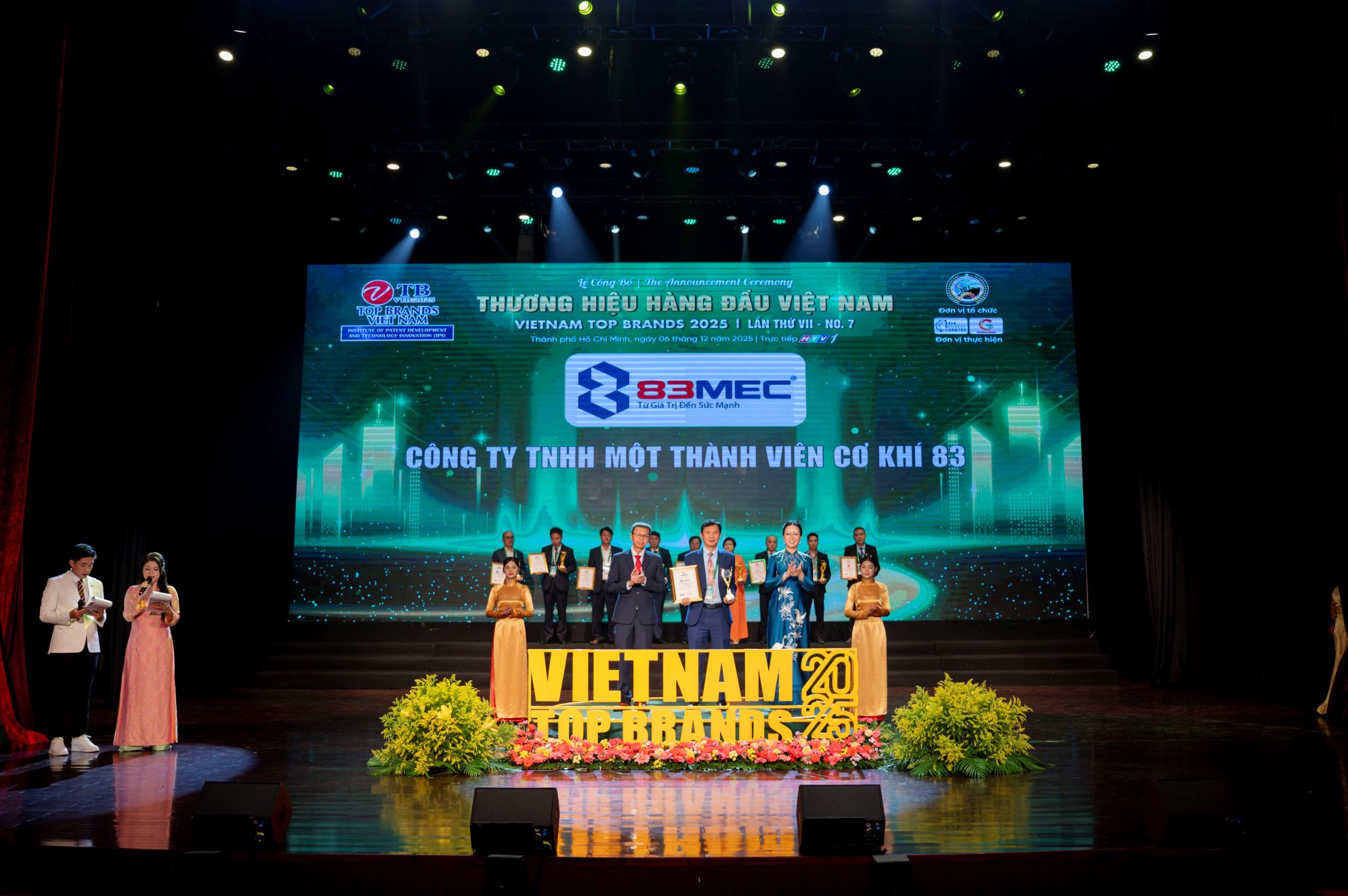Award ceremony for top Vietnamese brands.
