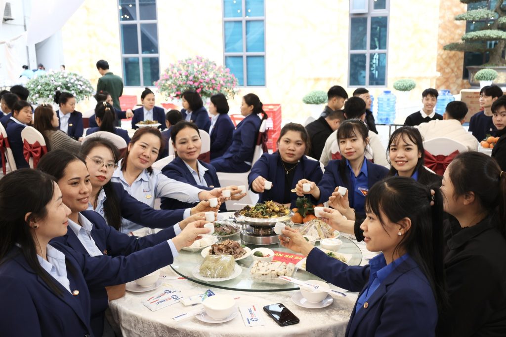 Nhà máy Z183: Chương trình “Tết sum vầy – Xuân ơn Đảng” lan tỏa tinh thần đoàn kết, sẻ chia 623665568 1531922765601962 8373786862058169290 n