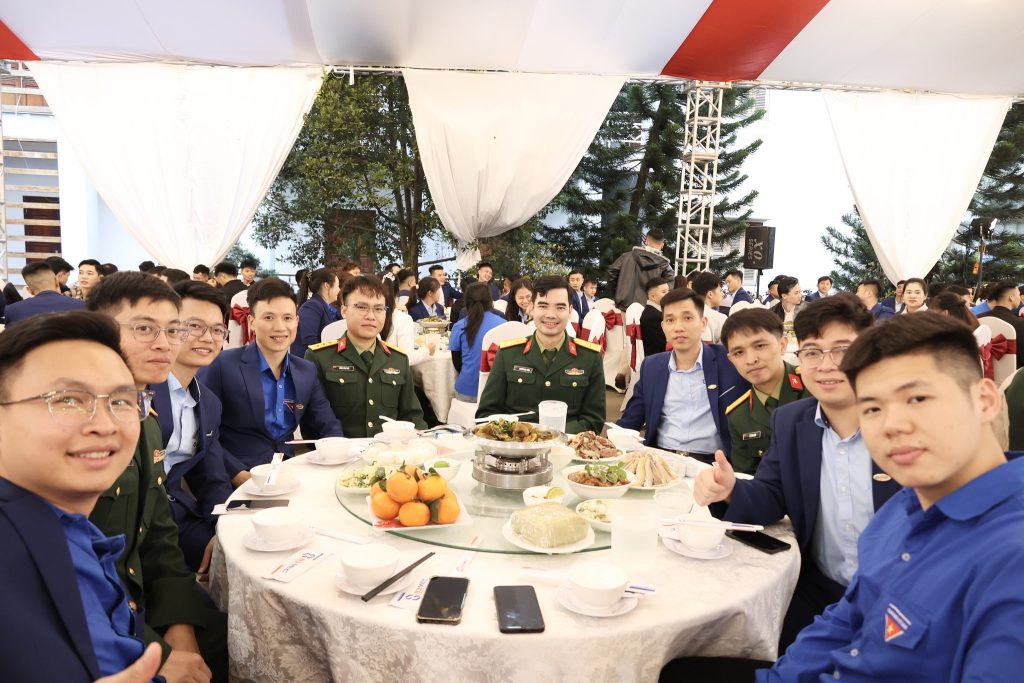 Nhà máy Z183: Chương trình “Tết sum vầy – Xuân ơn Đảng” lan tỏa tinh thần đoàn kết, sẻ chia 624268414 1531922655601973 9166391522095942485 n