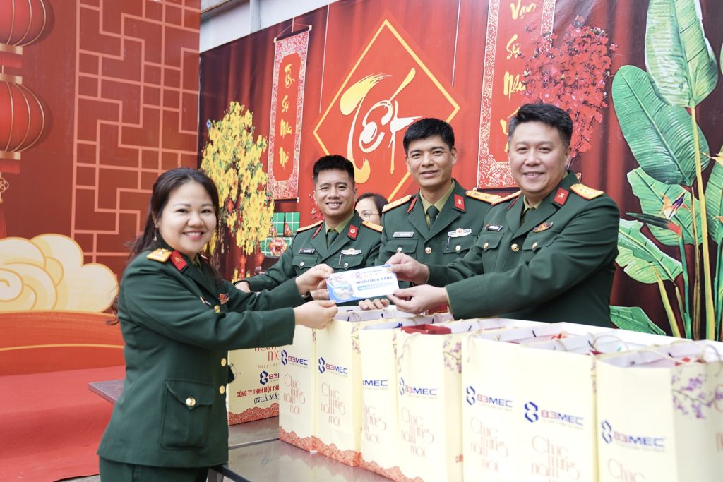 Nhà máy Z183: Chương trình “Tết sum vầy – Xuân ơn Đảng” lan tỏa tinh thần đoàn kết, sẻ chia 624836697 1531915078936064 4820335295091185537 n