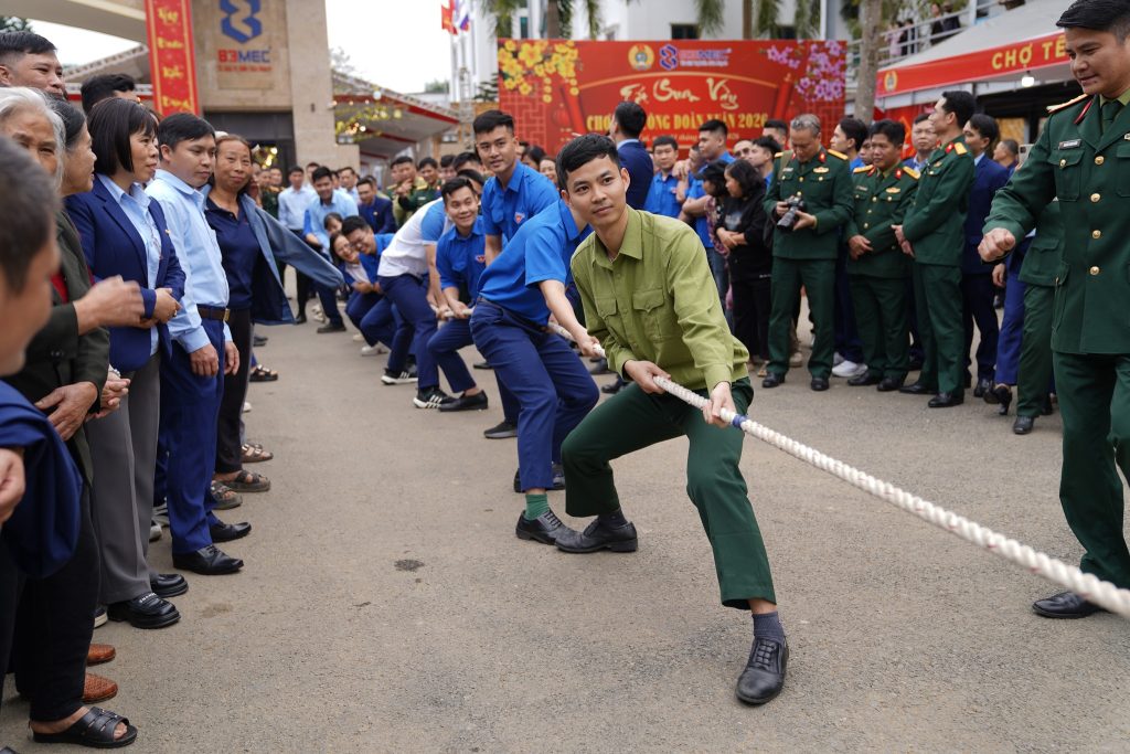 Nhà máy Z183: Chương trình “Tết sum vầy – Xuân ơn Đảng” lan tỏa tinh thần đoàn kết, sẻ chia 624907681 1531914665602772 8071643357540208927 n
