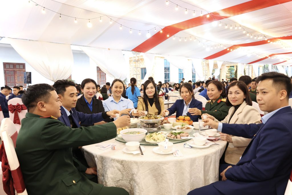Nhà máy Z183: Chương trình “Tết sum vầy – Xuân ơn Đảng” lan tỏa tinh thần đoàn kết, sẻ chia 625366725 1531922475601991 7227491210949571046 n