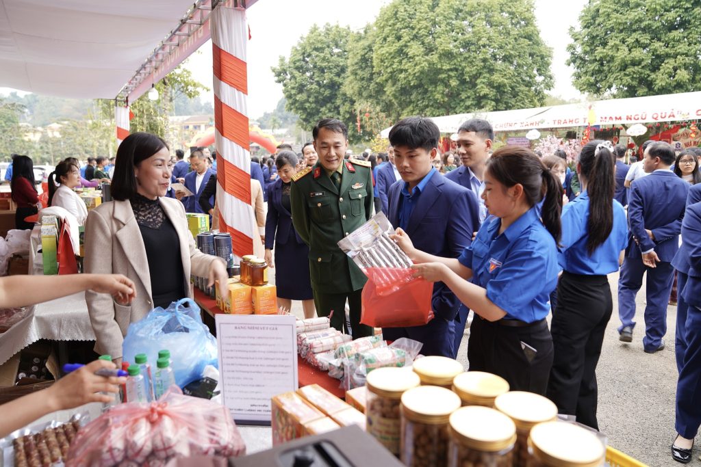 Nhà máy Z183: Chương trình “Tết sum vầy – Xuân ơn Đảng” lan tỏa tinh thần đoàn kết, sẻ chia 626271051 1531915295602709 9102964823006296474 n