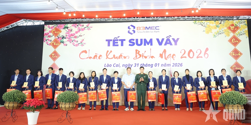 Nhà máy Z183: Chương trình “Tết sum vầy – Xuân ơn Đảng” lan tỏa tinh thần đoàn kết, sẻ chia Thu truong Cuc Chinh tri Tong cuc Cong nghiep Quoc phong trao qua tang doan vien cong doan co hoan canh kho khan